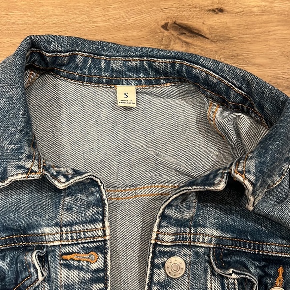 Medium wash denim jacket - Picture 2 of 4